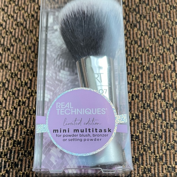 NIB New Real Techniques Mini Multi-tasking Makeup Brush - Picture 2 of 3